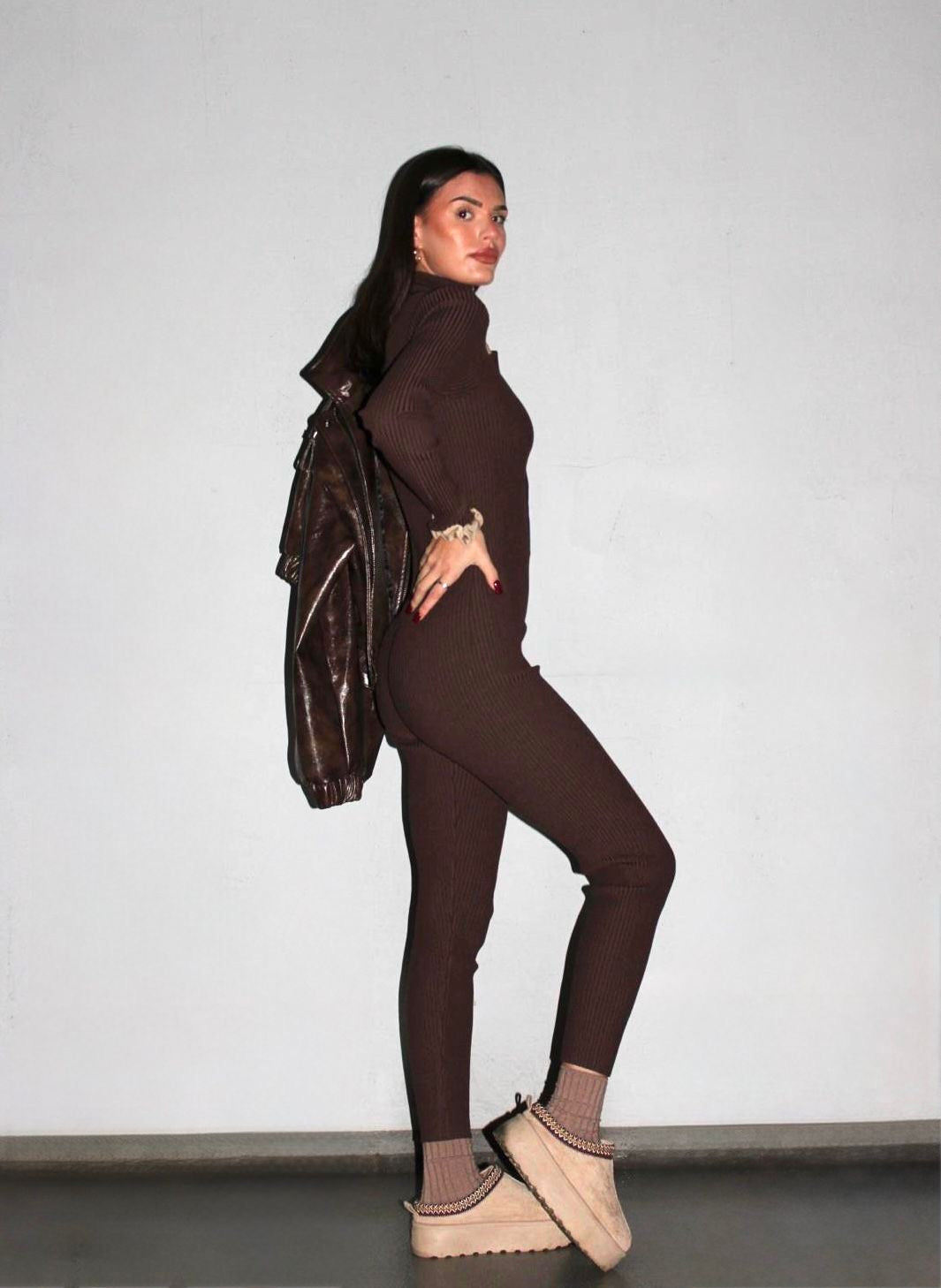 Kombinezon OLAVOGA w kolorze czekolady, widok z boku