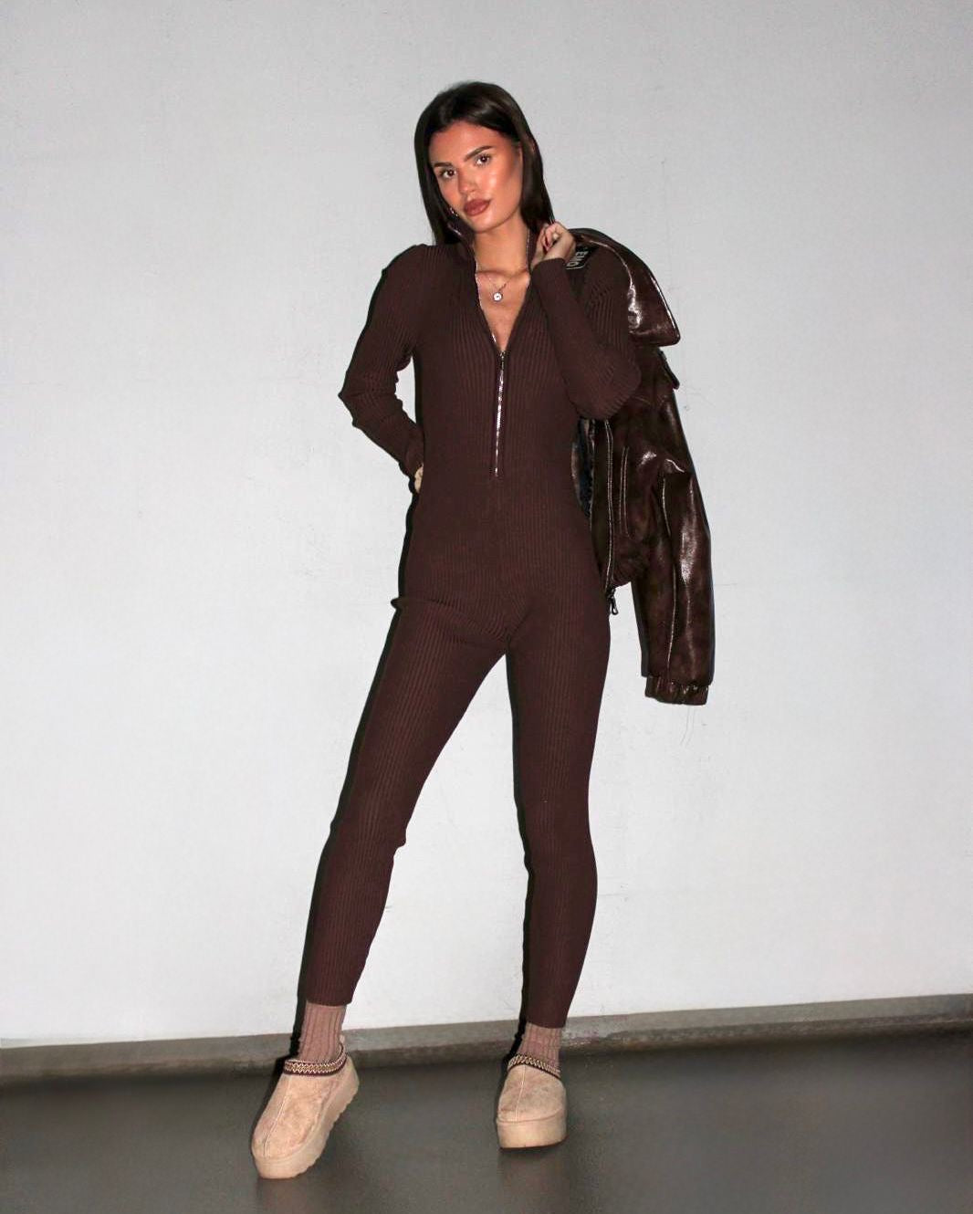 Czekoladowy kombinezon przylegający OLAVOGA, widok z przodu