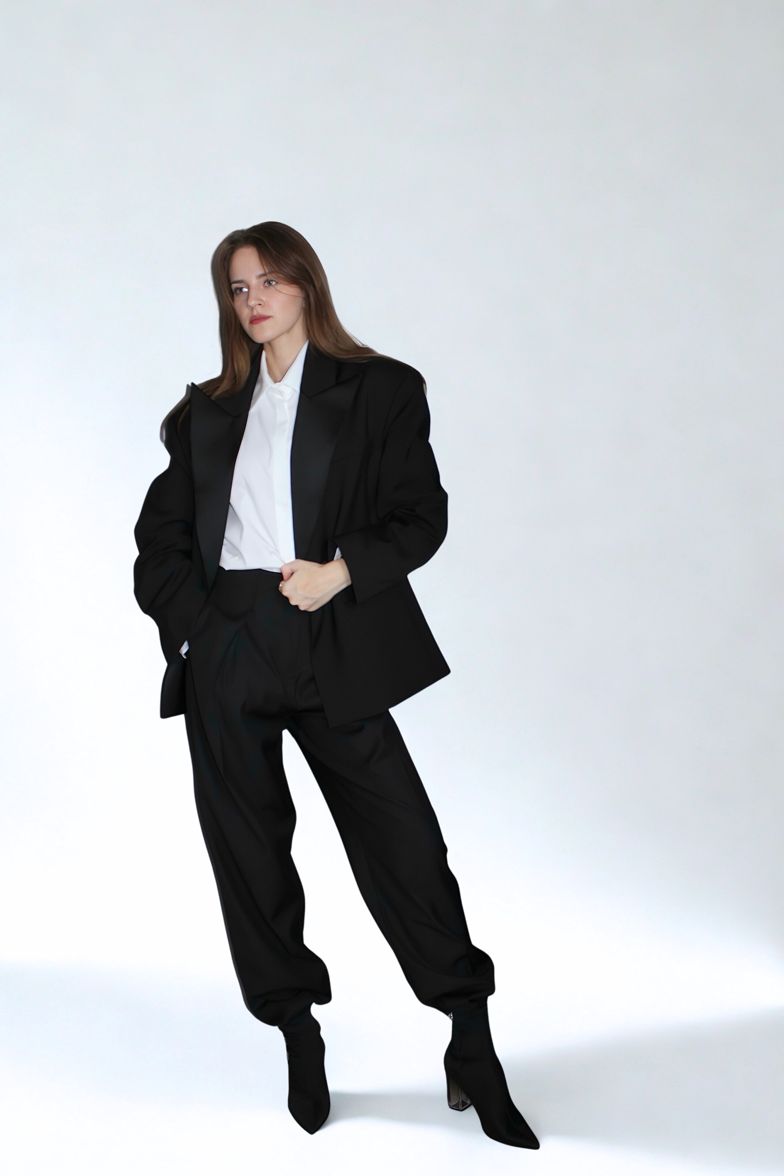 Kobieta w czarnych spodniach garniturowych CLASSIC EMO Vosell - elegancka stylizacja