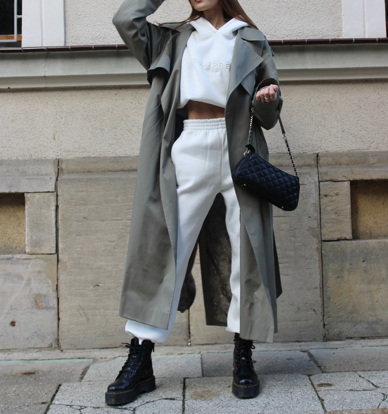 "Płaszcz EMO w kolorze czekolady, widok z boku