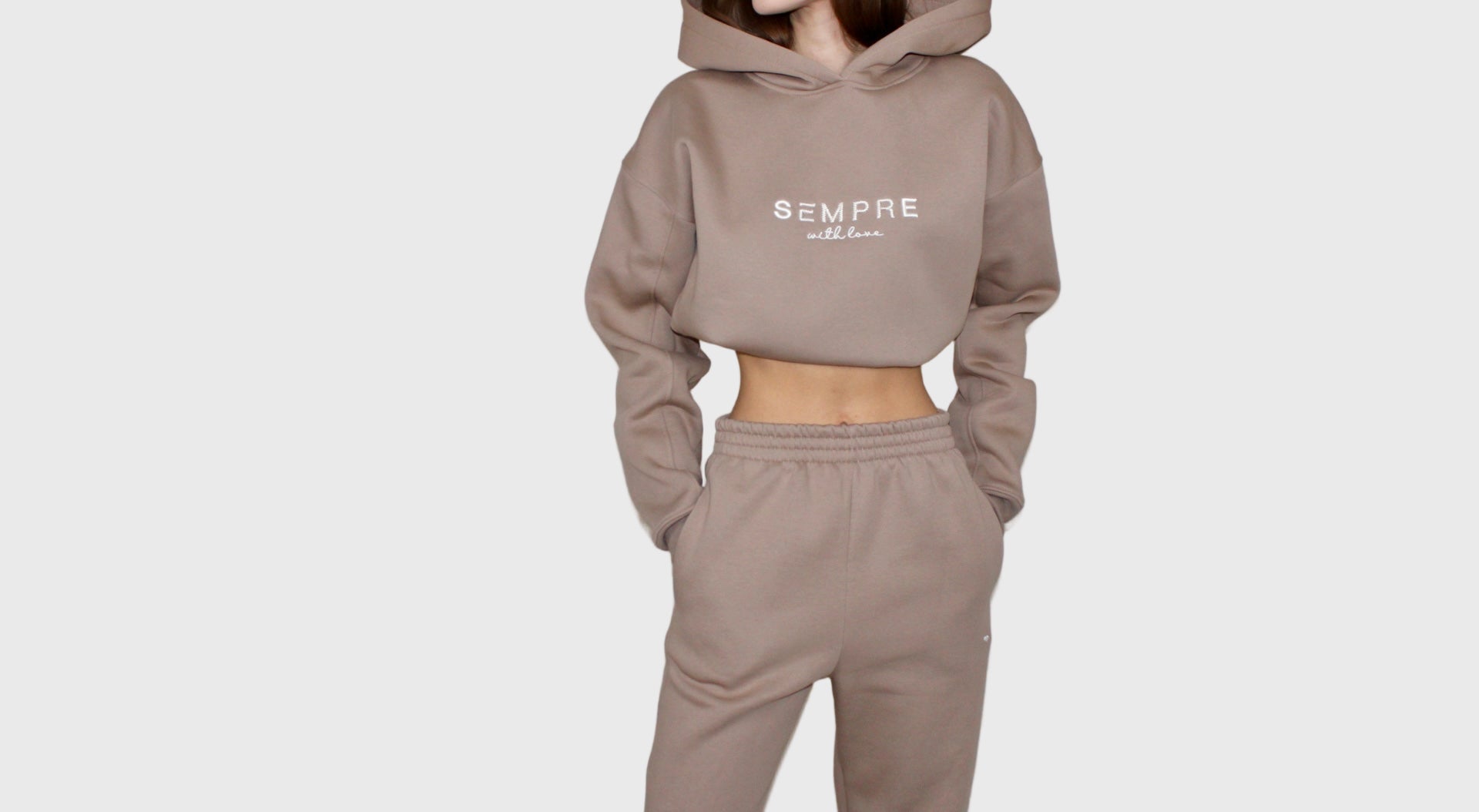 Kawowy dres SEMPRE, widok z przodu