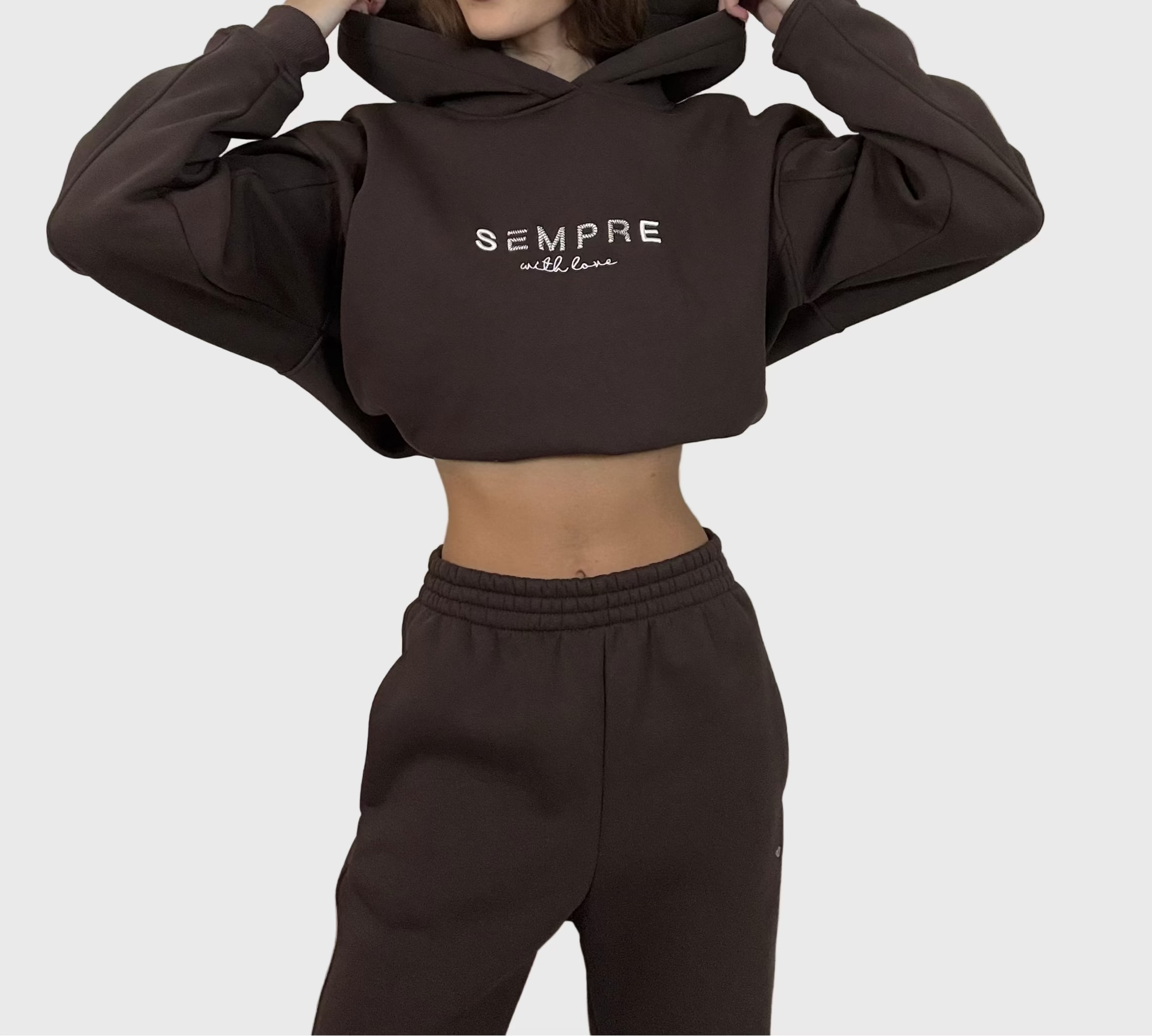 Czekoladowy dres SEMPRE, detal bluzy