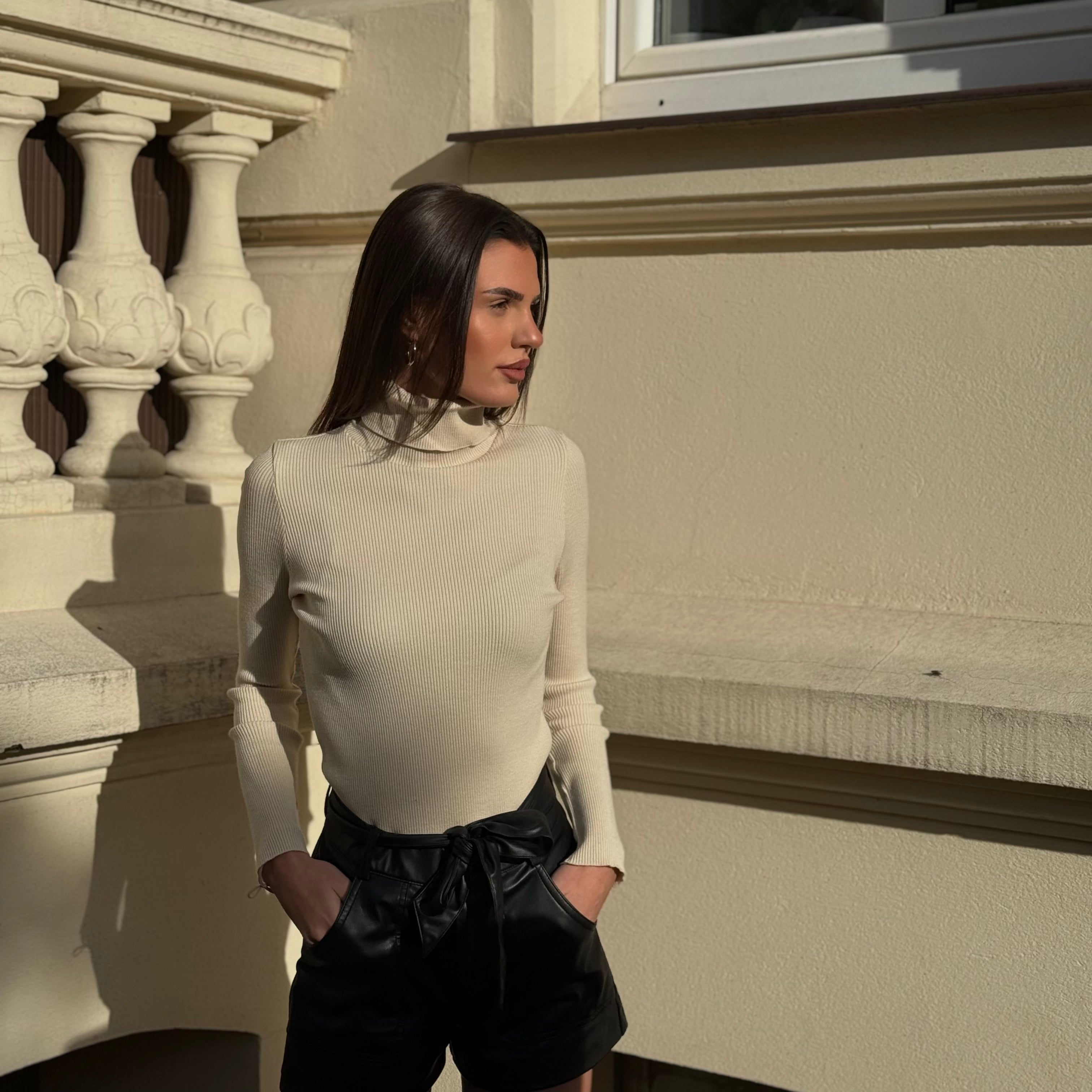 Kremowy golf COCOMORE, widok z przodu