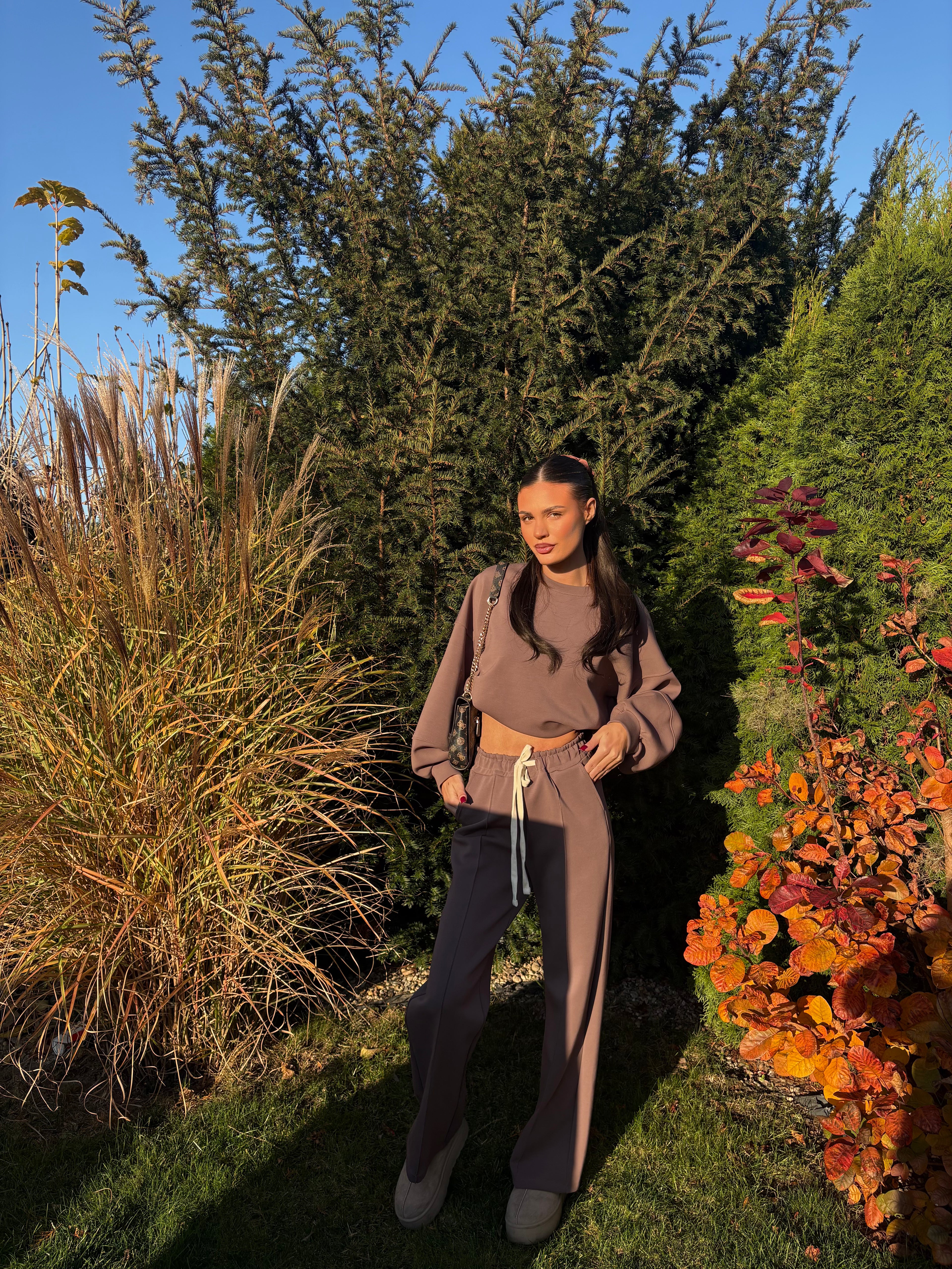 Dres Rossetto w kolorze gorzkiej czekolady, widok z przodu