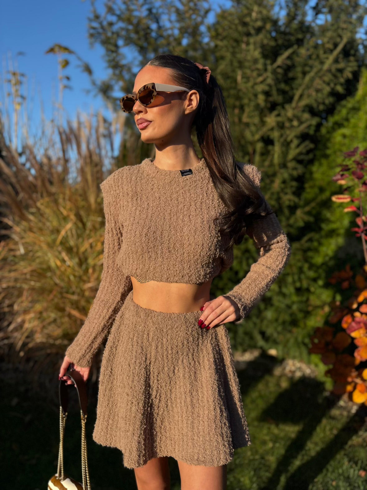 Beżowy komplet OLAVOGA MERSILIA ze spódnicą, widok z przodu