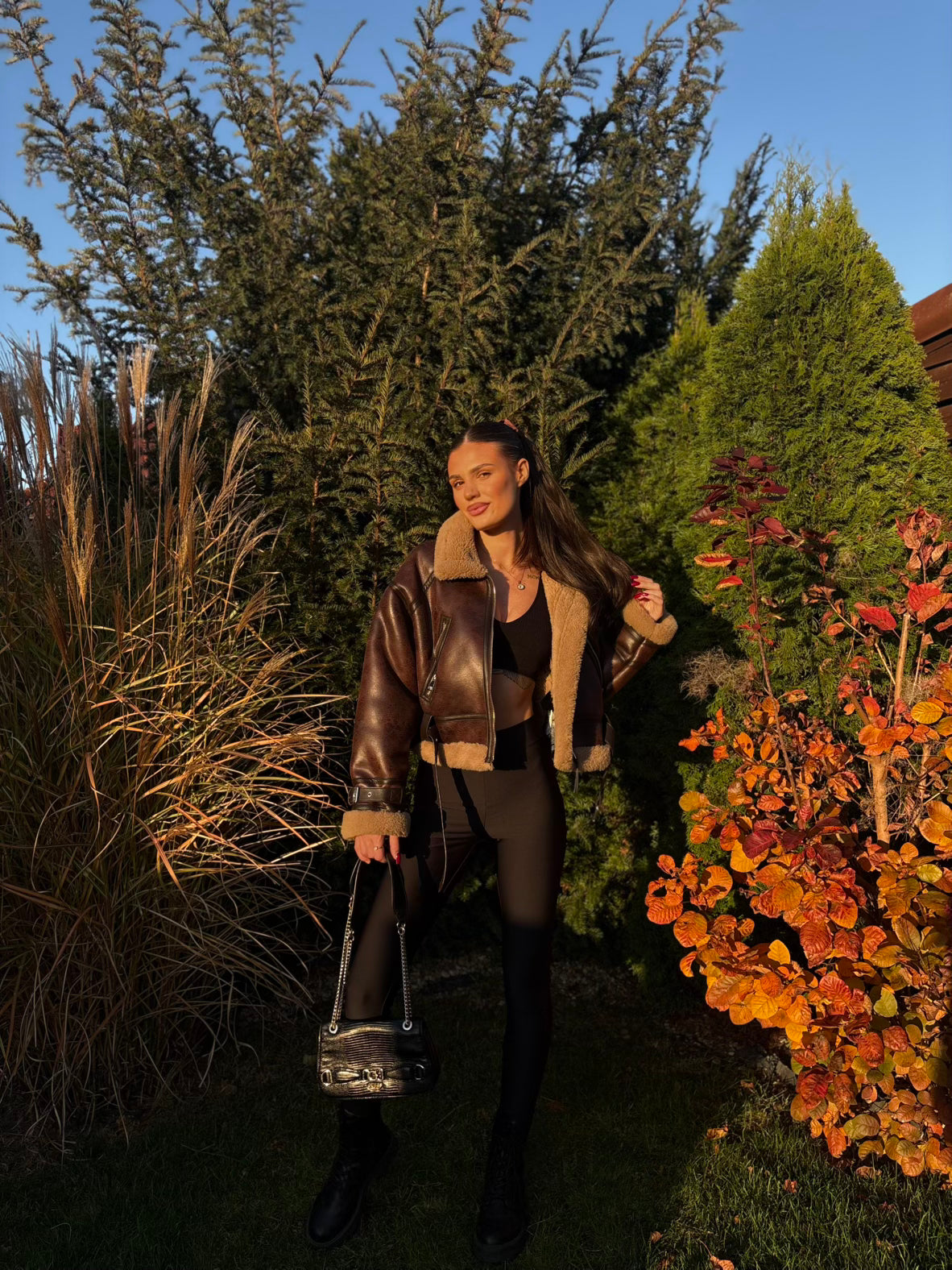 Czarne legginsy EMO, detal materiału